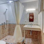 Баня със самостоятелен душ в студио, Хотел Еллинис